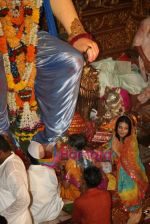 Amrita Rao seeks blessings from Lalbaug Ka Raja Ganpati on 30th Aug 2009.jpg